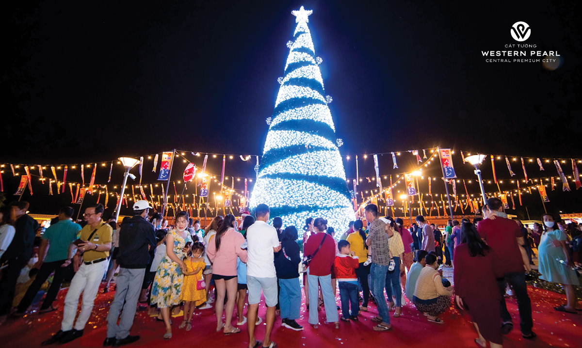 Cây thông Noel tại khu chợ đêm Bến Thành Asia
